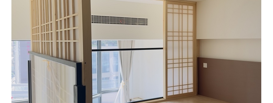 光影流转，一室安然：Loft公寓上层L型樟子松木门完工案例
