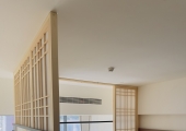 光影流转，一室安然：Loft公寓上层L型樟子松木门完工案例